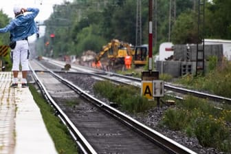 Fahrgäste warten auf einen Zug