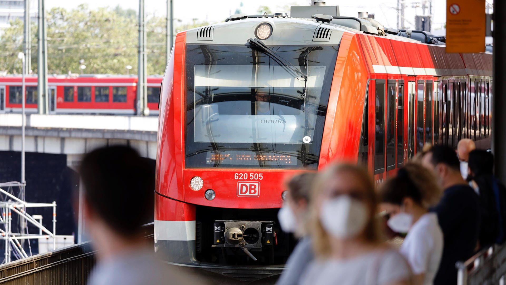 Eine S-Bahn fährt in den Kölner Hauptbahnhof ein (Archivbild): Auch Kölner Fahrgäste sind vom Streik bei der Deutschen Bahn betroffen.