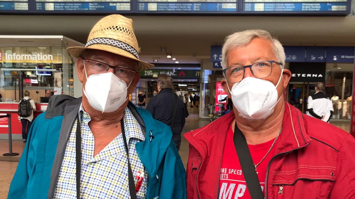 Herr Kreuzberg (rechts) aus Düren wollte an diesem Mittwoch mit dem Zug aus Köln nach Berlin fahren.