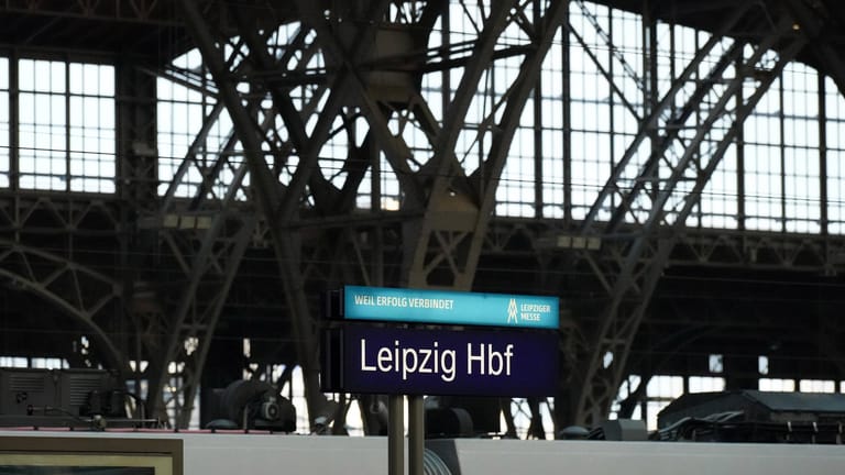 Leipzig Hauptbahnhof steht auf einem Schild (Archivbild): Auch hier kommt es zu zahlreichen Einschränkungen.