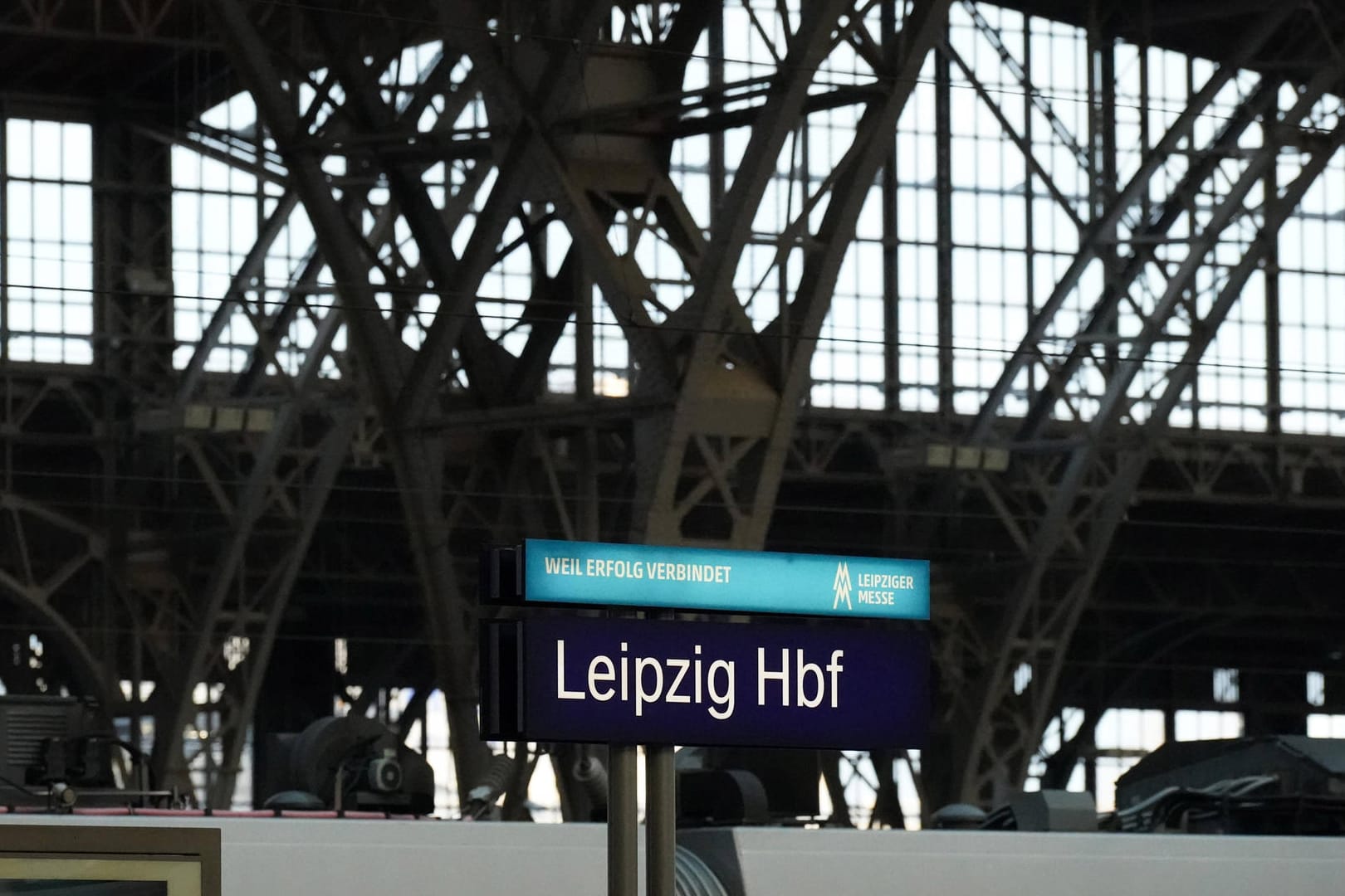 Leipzig Hauptbahnhof steht auf einem Schild (Archivbild): Auch hier kommt es zu zahlreichen Einschränkungen.