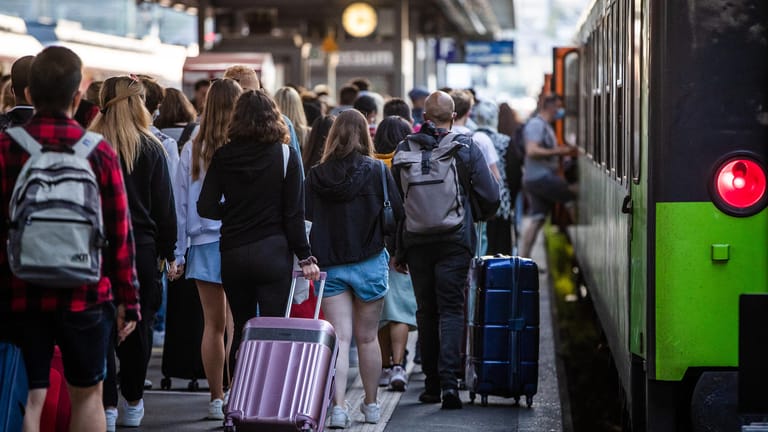 Zahlreiche Menschen steigen am Stuttgarter Hauptbahnhof in einen Flixtrain-Zug mit Ziel Berlin Hbf: Durch den Streik bei der Deutschen Bahn sind viele Reisende auf den Bahnkonkurrenten Flixtrain umgestiegen.