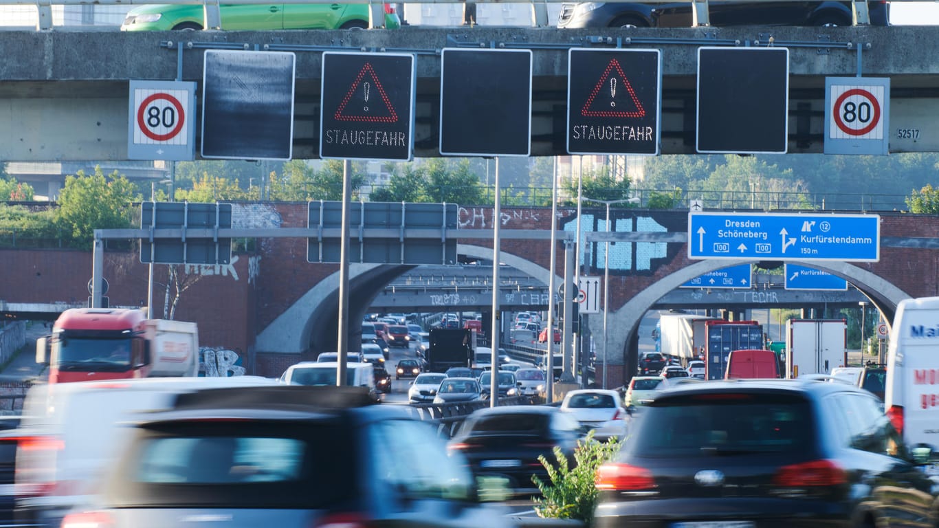 "Staugefahr" steht auf den Schildern an der A100 am Berliner Messedamm: Wegen des bundesweiten Lokführer-Streiks ist mit erhöhtem Verkehrsaufkommen zu rechnen.