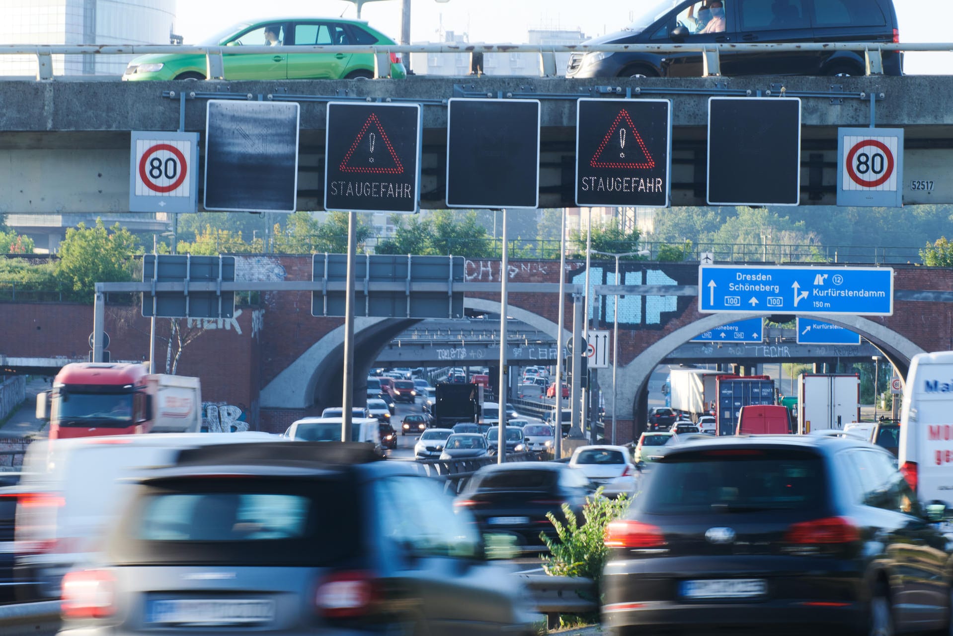 "Staugefahr" steht auf den Schildern an der A100 am Berliner Messedamm: Wegen des bundesweiten Lokführer-Streiks ist mit erhöhtem Verkehrsaufkommen zu rechnen.