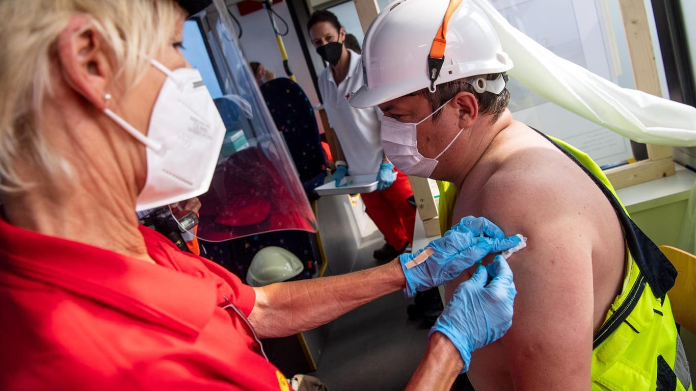 Impfung von Seefahrern in Bremerhaven: Das Deutsche Rote Kreuz impfte direkt in den Bremischen Häfen.