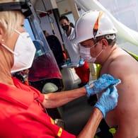 Impfung von Seefahrern in Bremerhaven: Das Deutsche Rote Kreuz impfte direkt in den Bremischen Häfen.