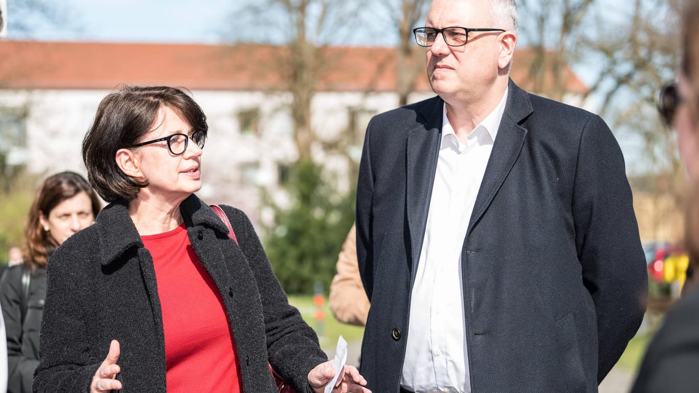 Bremens Gesundheitssenatorin Claudia Bernhard (Linke) und Bürgermeister Andreas Bovenschulte (SPD): Druck durch Zutrittsverbote für Ungeimpfte lehnt die Regierung in Bremen ab.
