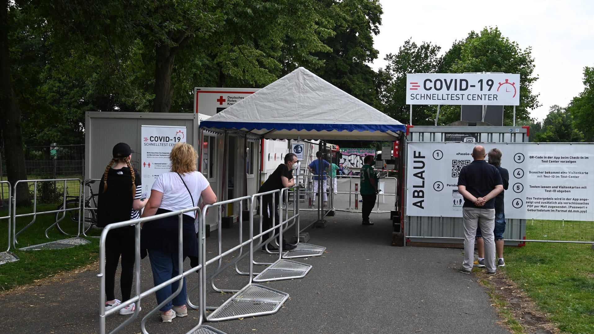 Impfung vorm Stadion von Werder Bremen: Vor dem Spiel gegen Hannover 96 können sich Fußballfans hier noch schnell eine Spritze abholen.