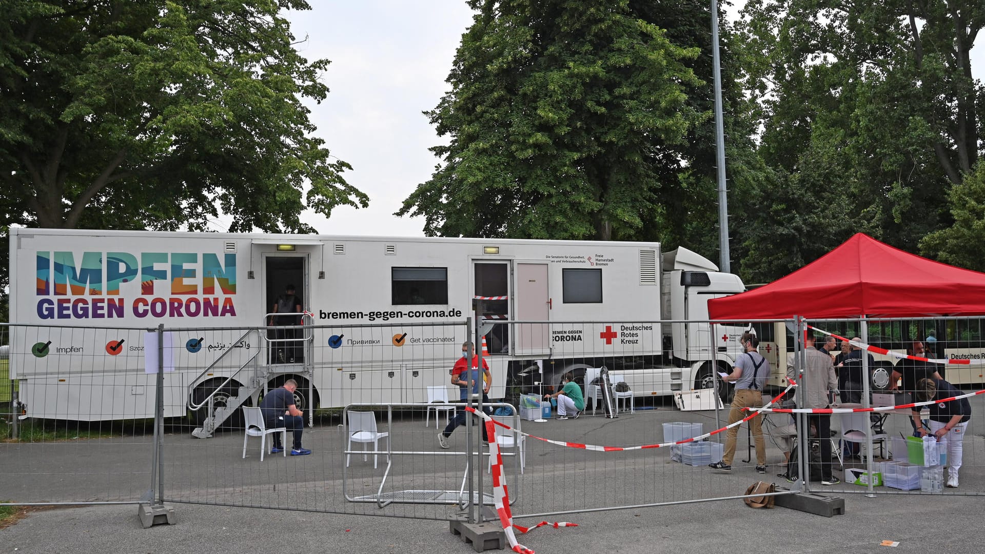 Bremer Impftruck, hier vorm Stadion bei einem Spiel von Werder Bremen: "Flexibilität und Nähe bescheren uns die guten Zahlen."