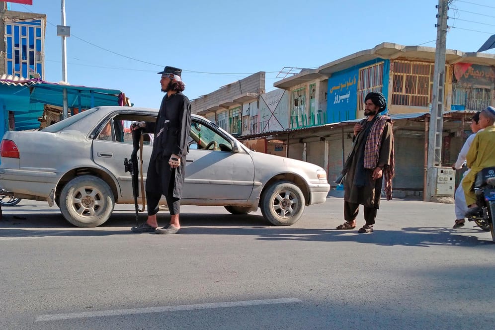 Taliban-Kämpfer an einem Checkpoint in der Stadt Farah südwestlich von Kabul: Die Miliz verzeichnet massive Gebietsgewinne seit Anfang Mai.