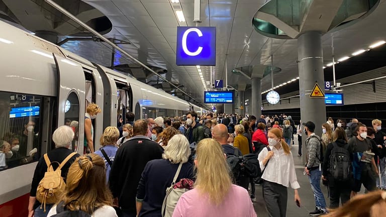 Andrang am Gleis 7 des Berliner Hauptbahnhofes: Als ein ICE am Mittwochmorgen in Richtung Hamm, der über Wolfsburg fährt, eintrifft, drängen sich die Reisenden in den Zug.