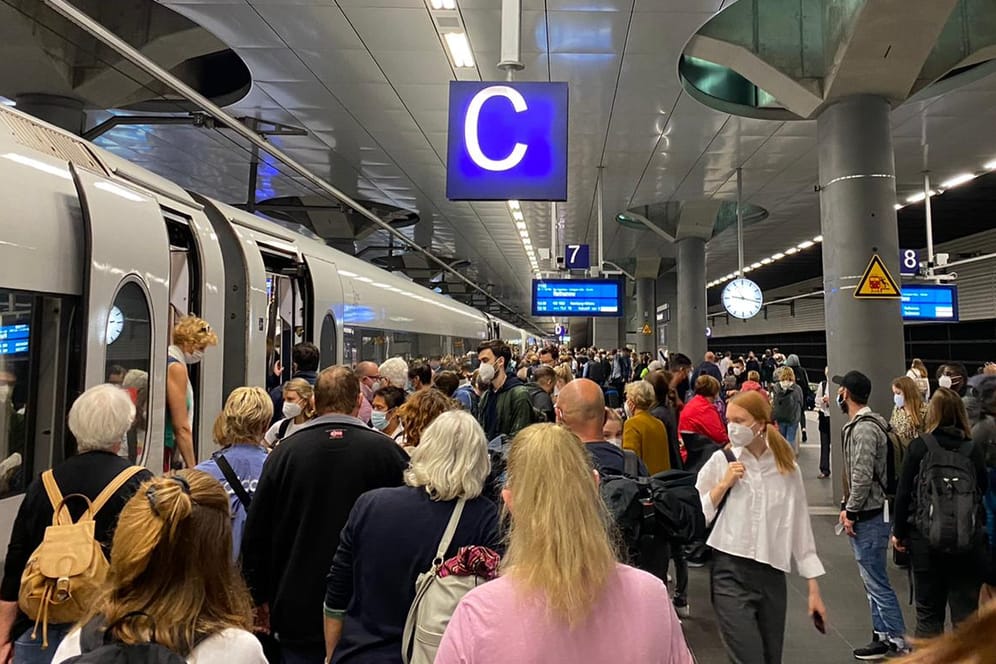Andrang am Gleis 7 des Berliner Hauptbahnhofes: Als ein ICE am Mittwochmorgen in Richtung Hamm, der über Wolfsburg fährt, eintrifft, drängen sich die Reisenden in den Zug.