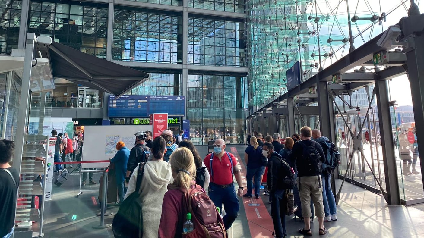 Lange Schlangen im Eingangsbereich des Berliner Hauptbahnhofs: Viele Reisende wurden von dem Streik überrascht.