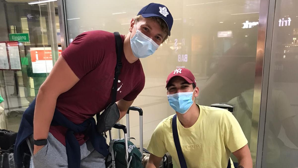 Luka und Alex sitzen am Düsseldorfer Hauptbahnhof auf ihrem Gepäck: Sie wollen zum Wandern nach München.