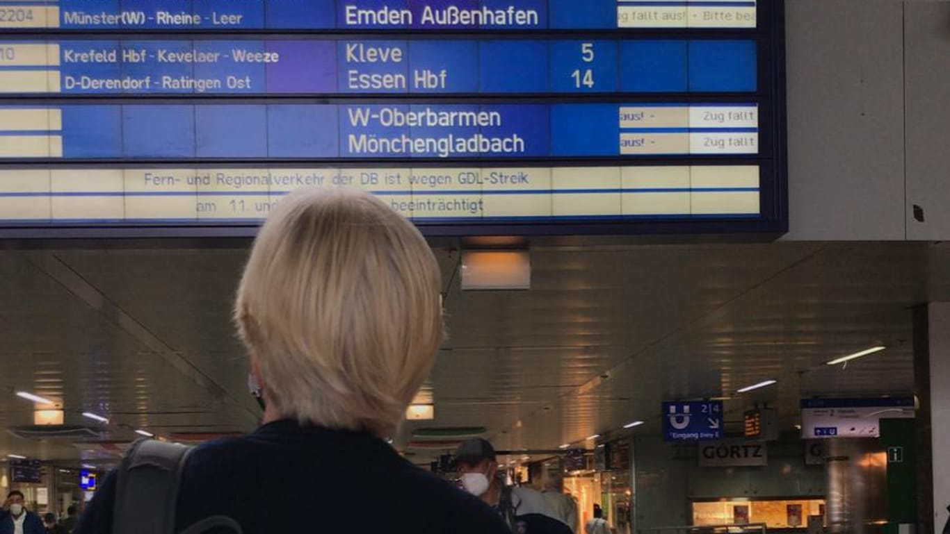 Ein Mann vor einer Anzeigentafel am Düsseldorfer Bahnhof: Zahlreiche Züge fallen am Mittwoch streikbedingt aus.