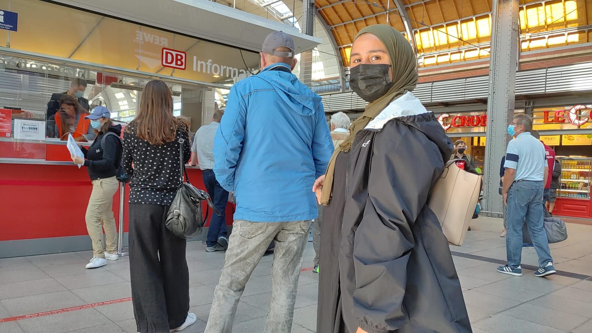 Akhouaji Hanifa in der Schlange des Kieler Hauptbahnhofs. Sie kann den Streik verstehen, ärgert sich aber über die kurzfristige Ankündigung.