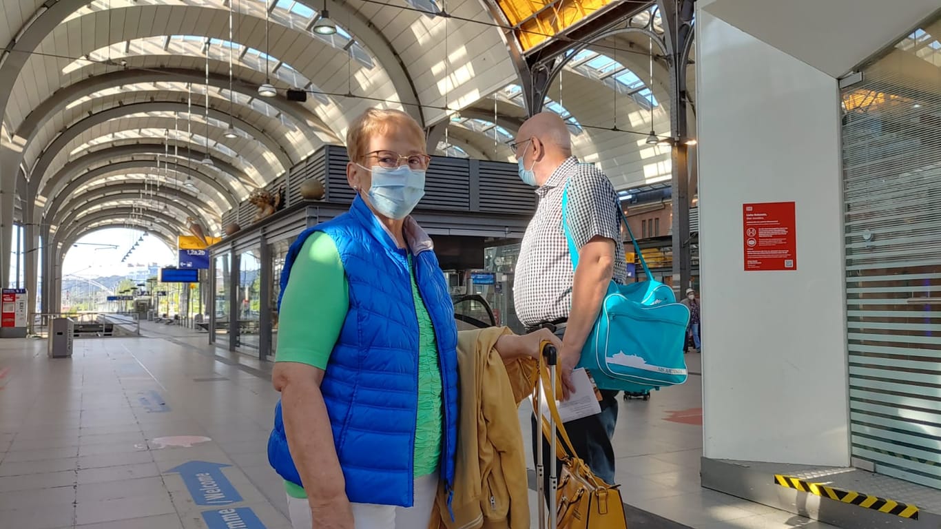 Gestrandetes Kreuzfahrer-Ehepaar am Kieler Bahnhof: "Die ganze Erholung ist futsch."
