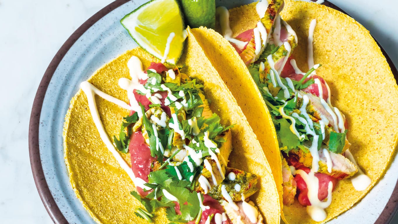 Tacos: Sie bestehen aus einem Maisfladen mit Putenfleisch, Gemüse und Salsa.