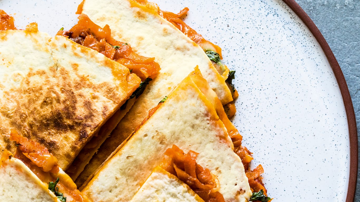 Mexikanisch essen: Für Quesadillas wird der Fladen erwärmt, mit Käse bestreut, gefüllt und komplett zugeklappt.