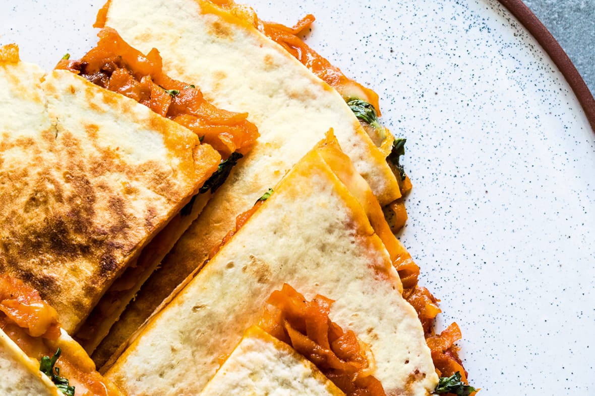 Mexikanisch essen: Für Quesadillas wird der Fladen erwärmt, mit Käse bestreut, gefüllt und komplett zugeklappt.