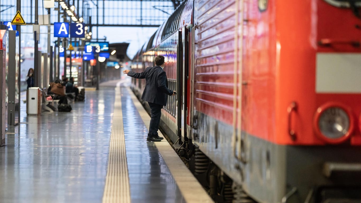 Ein Regionalzug bei der Abfahrt im Frankfurter Hauptbahnhof: "Jetzt ist miteinander gefragt, wie wir gemeinsam aus dieser schwierigen Krise herauskommen", sagte Bahn-Personalvorstand Seiler.