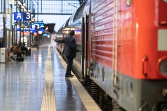 Ein Regionalzug bei der Abfahrt im Frankfurter Hauptbahnhof: "Jetzt ist miteinander gefragt, wie wir gemeinsam aus dieser schwierigen Krise herauskommen", sagte Bahn-Personalvorstand Seiler.