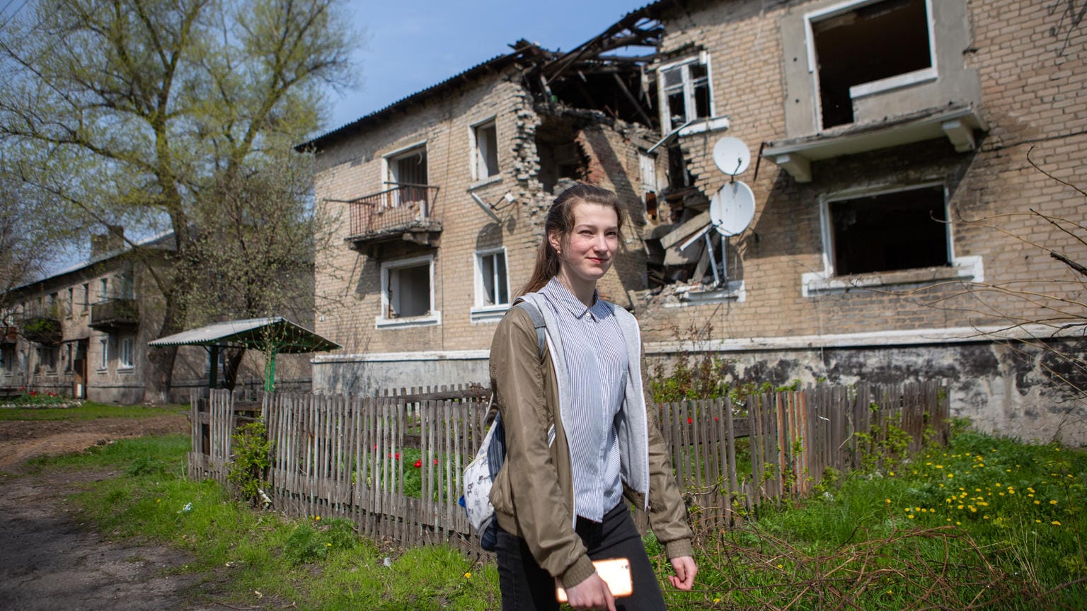 Sonia (14) auf dem Weg zur Schule in der Ostukraine. Sie muss auf ihrem Weg sehr vorsichtig sein, denn in der Stadt sind Minen und Blindgänger verstreut.