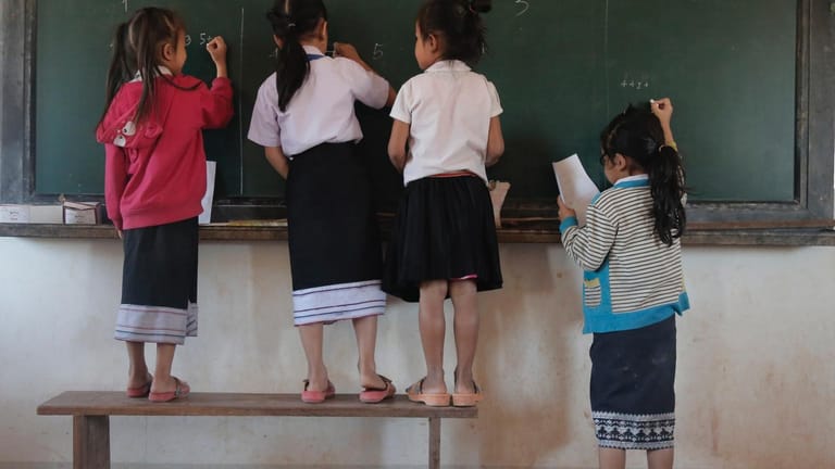 Grundschülerinnen in Laos an der Tafel.