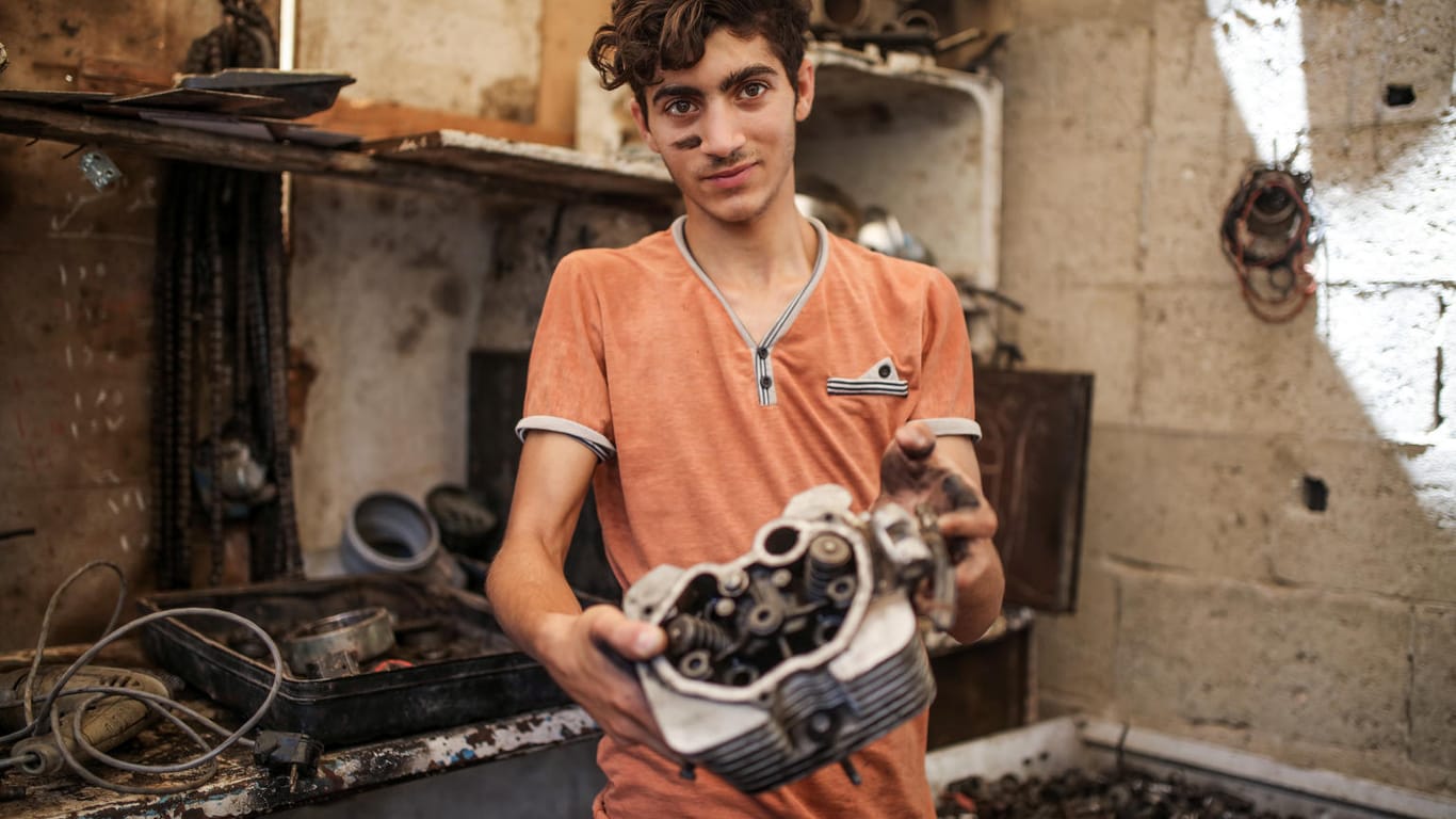 Gaza: Moussa (17) hat mit Unterstützung von UNICEF eine Ausbildung zum Mechaniker gemacht.