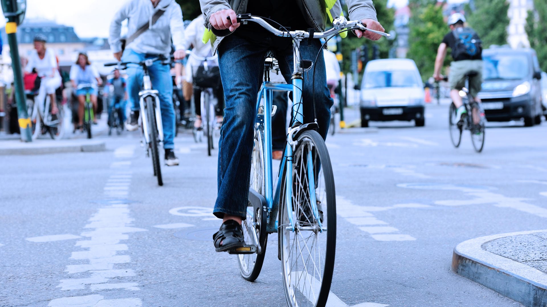 Fahrradverkehr: Der Allgemeine Deutsche Fahrrad-Club (ADFC) hält grundlegende Veränderungen für nötig, damit Deutschland ein "Fahrradland" wird.