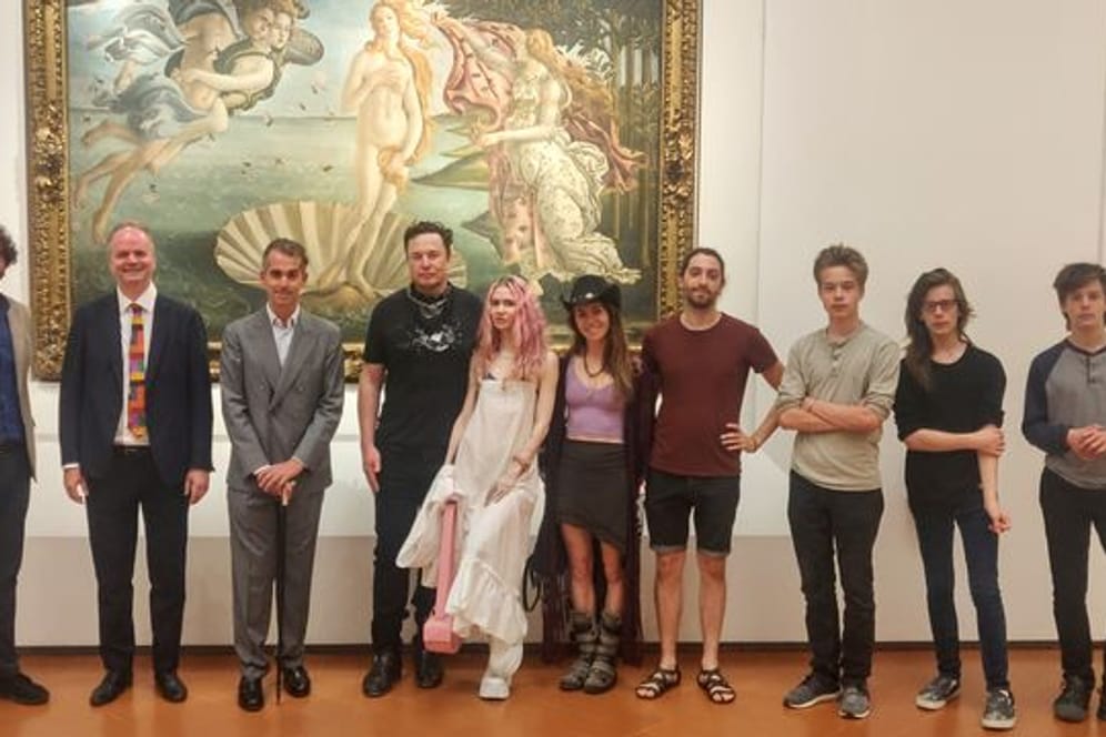 Gruppenbild vor Botticellis "Venus": Elon Musk mit seiner Familie in den Uffizien.