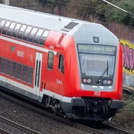 Ein Regionalzug der Deutschen Bahn in Richtung Lübeck (Archivbild): Der aggressive Fahrgast wurde von der Polizei festgenommen.