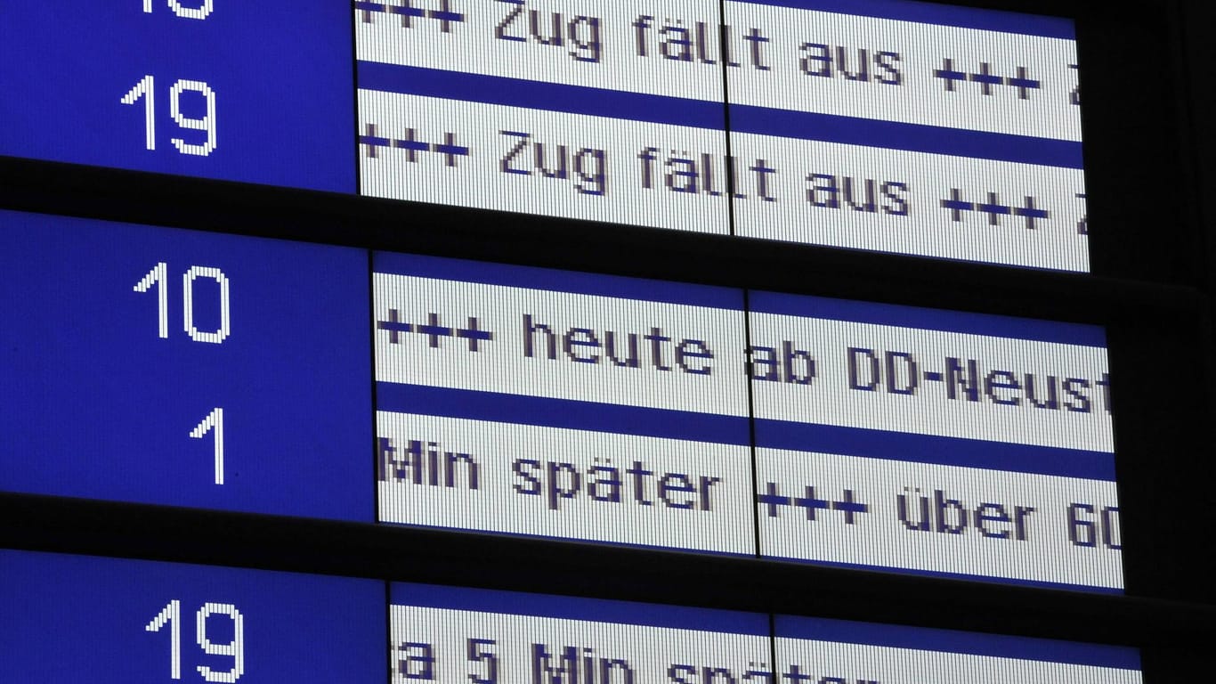 Eine Anzeige der Bahn zeigt Verspätungen und Zugausfälle an (Symbolbild): Auch in Leipzig steht der Zugverkehr Kopf.