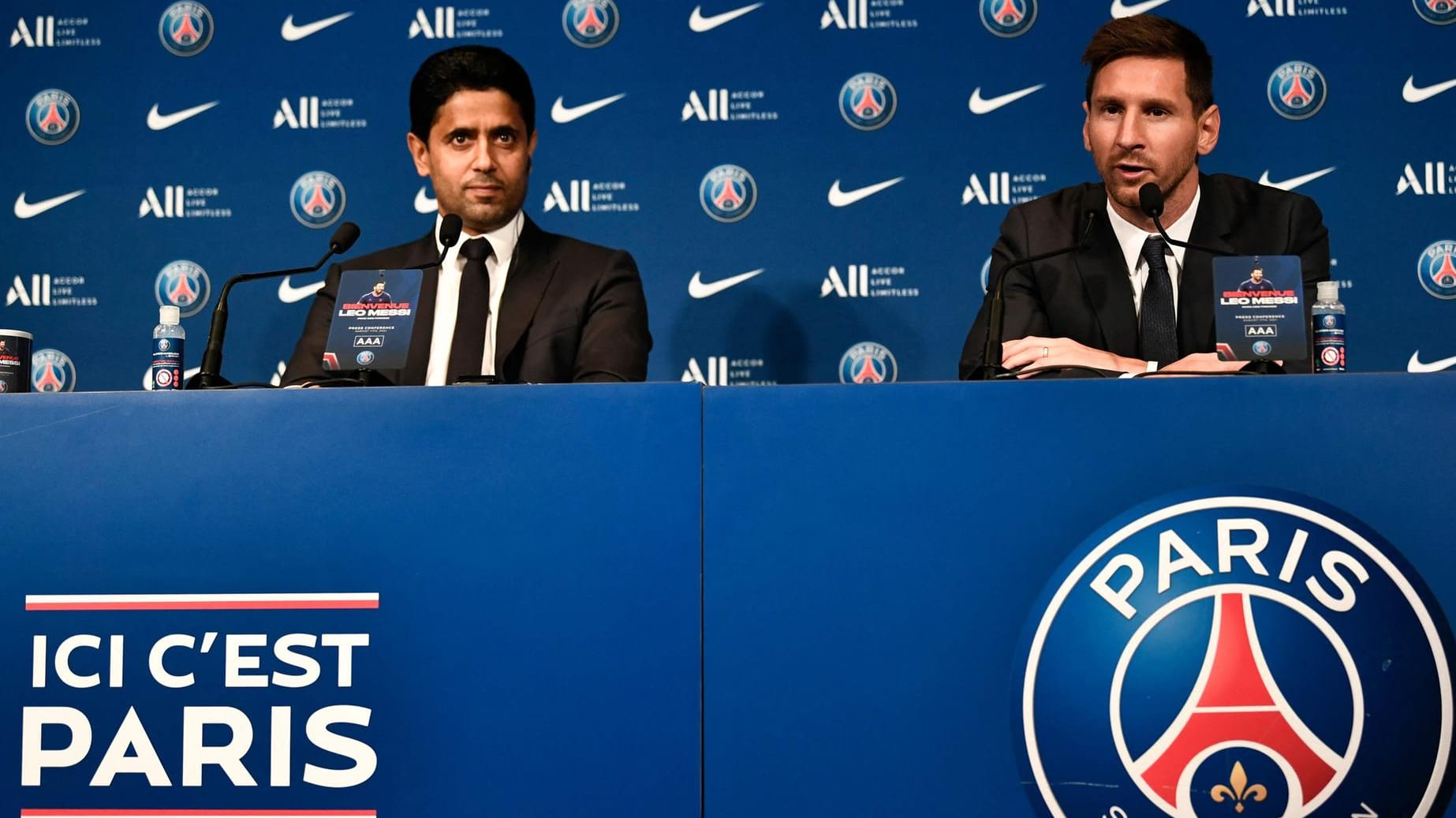 Messi (r.) und PSG-Boss Al-Khelaifi bei der offiziellen Vorstellung des Argentiniers in Paris.