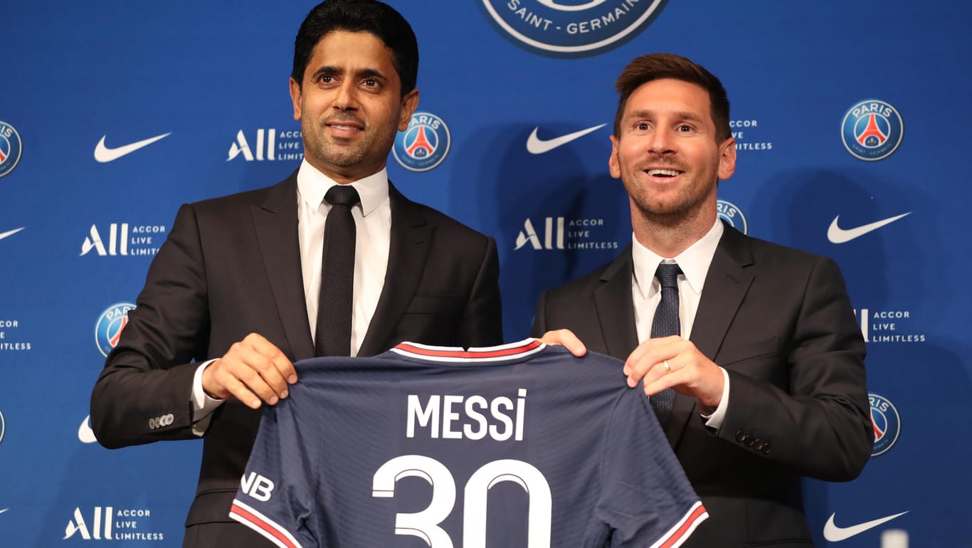 Neue Rückennummer: Messi (r.) und PSG-Boss Al-Khelaifi.