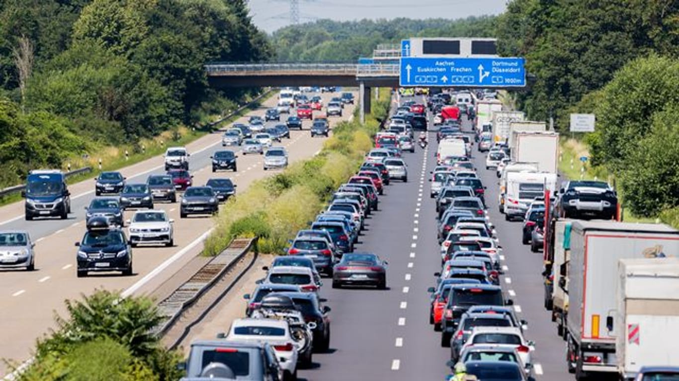 Der Verkehr staut sich am Autobahnkreuz Köln-West (Archivbild): Der ADAC Nordrhein warnt vor einem Kollaps des Verkehrssystems nach den Sommerferien.
