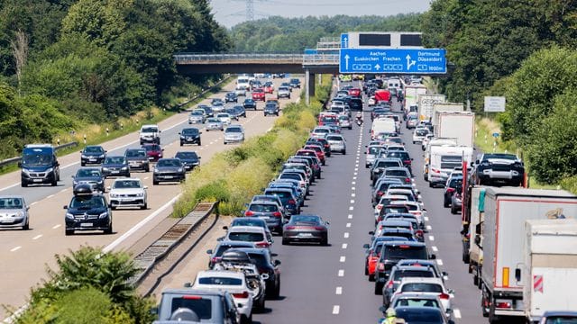 Der Verkehr staut sich am Autobahnkreuz Köln-West (Archivbild): Der ADAC Nordrhein warnt vor einem Kollaps des Verkehrssystems nach den Sommerferien.