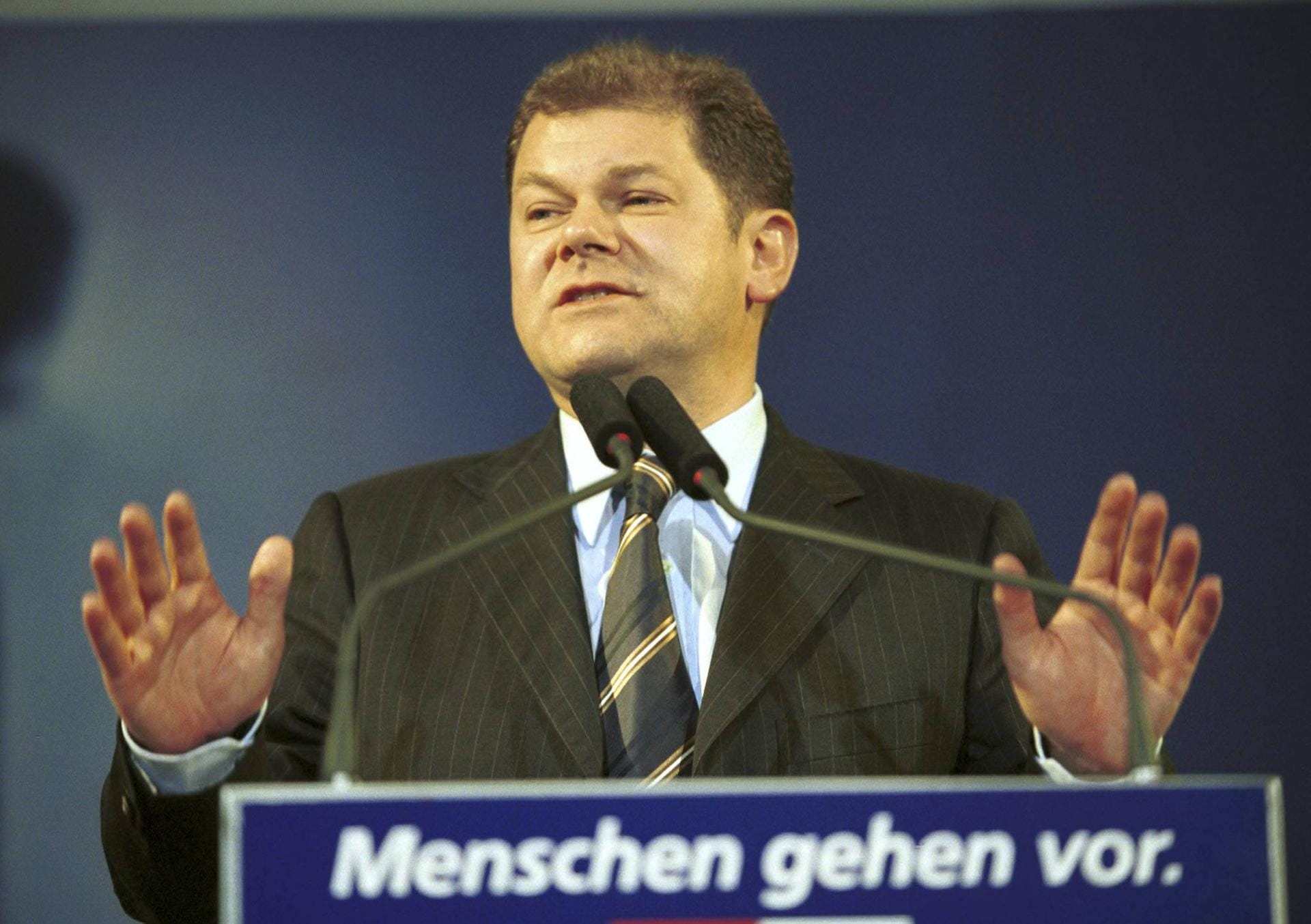 Olaf Scholz in jüngeren Jahren: Mitglied im Parteivorstand ist er seit 2001. Ein Jahr später wird er zum Generalsekretär der SPD gewählt. Dieses Amt hat er bis 2004 inne.
