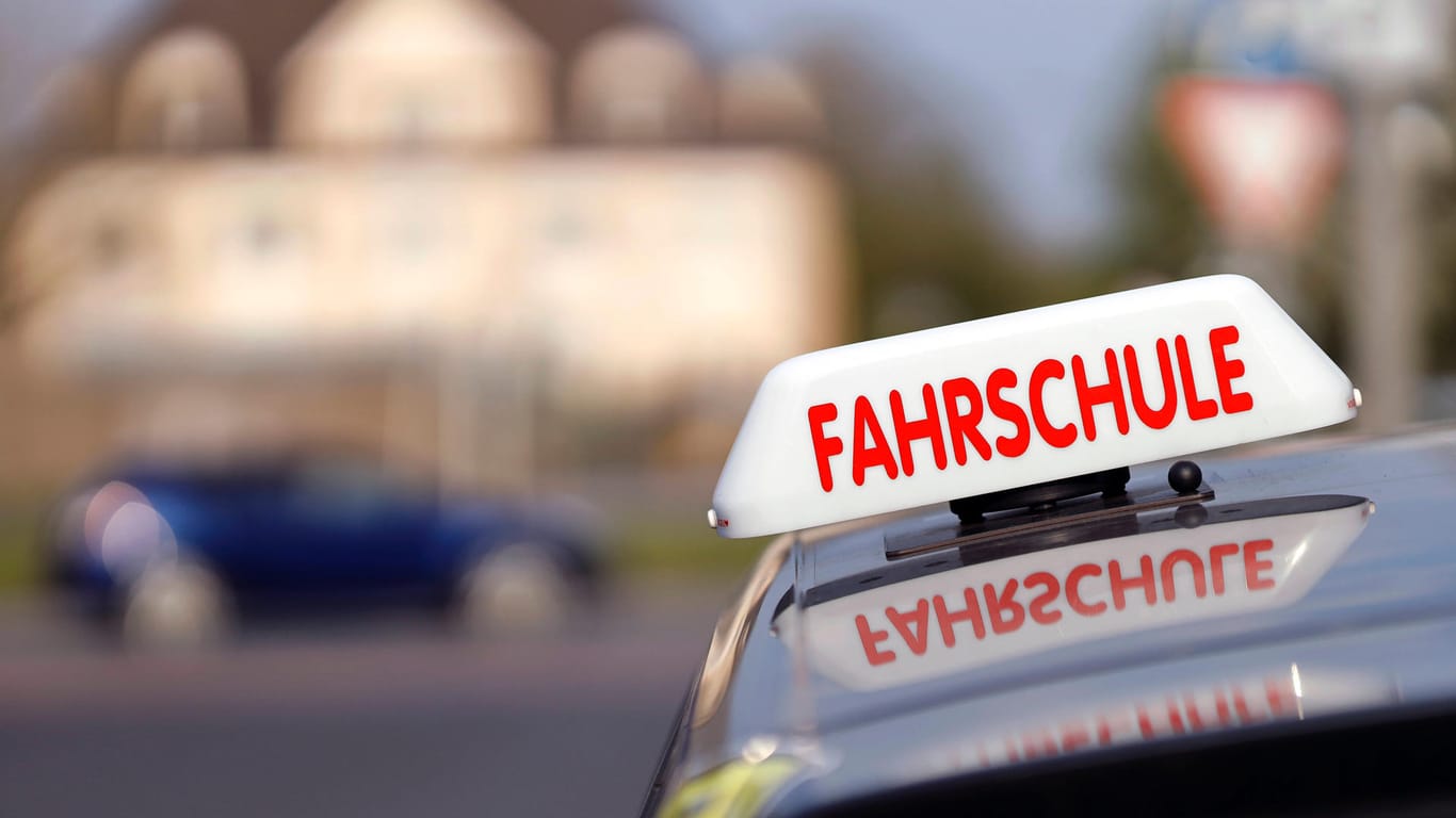 "Fahrschule"-Schild auf einem Auto (Symbolbild): In Hamburg fallen die meisten Menschen durch ihre Prüfung.