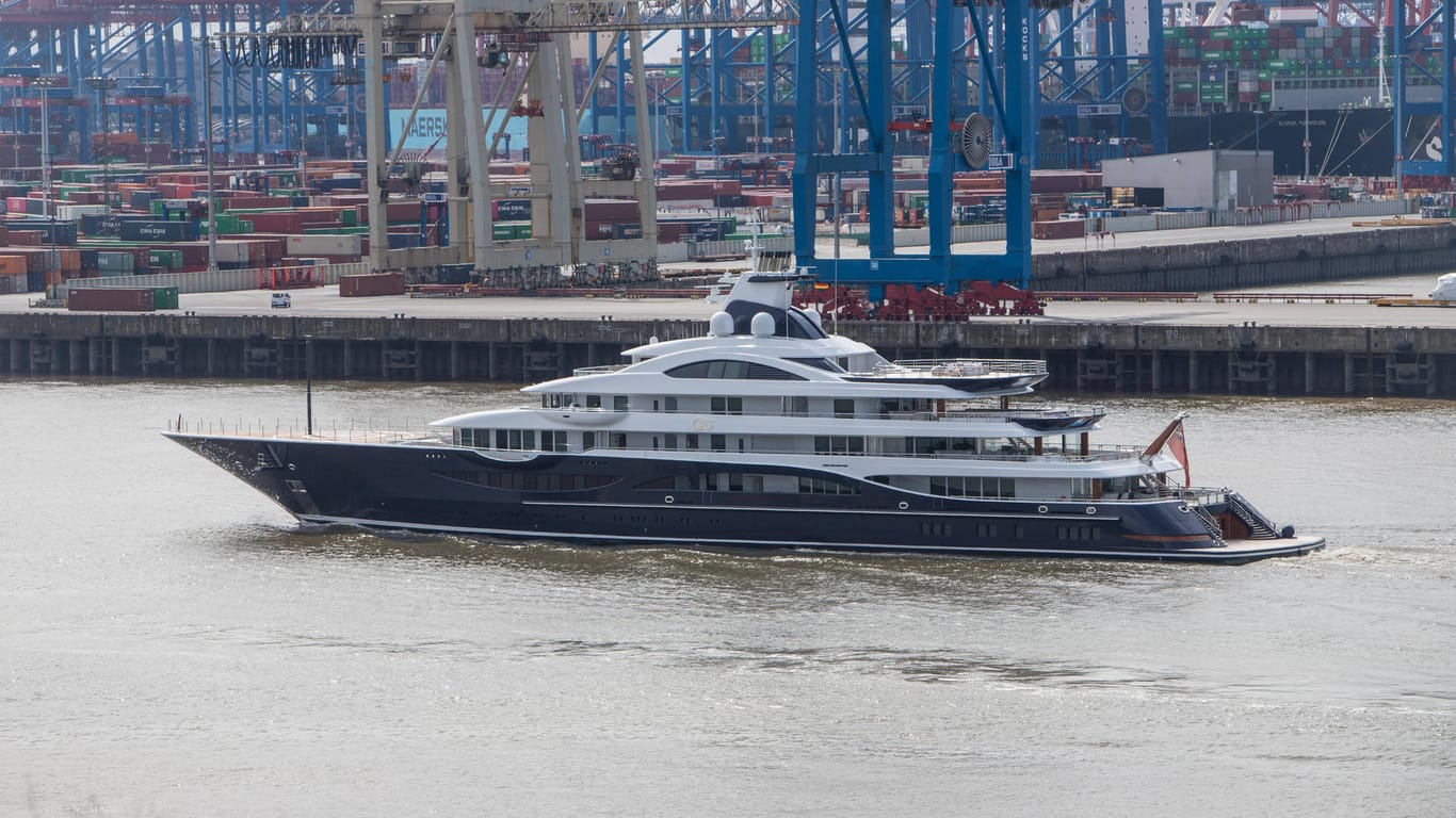 Luxusyacht kommt im Hamburger Hafen an (Symbolbild): In Hamburg leben Zehntausende Millionäre.