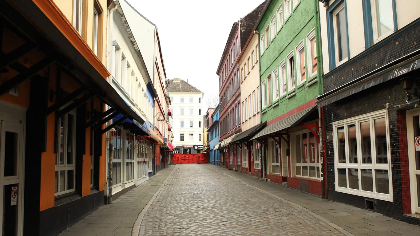 Die leere Herbertstraße auf St. Pauli: Sie ist die kürzeste Straße der Stadt.