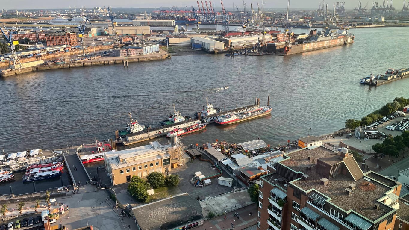 Hamburger Hafen: Jedes Schiff wird bei der Einfahrt begrüßt.