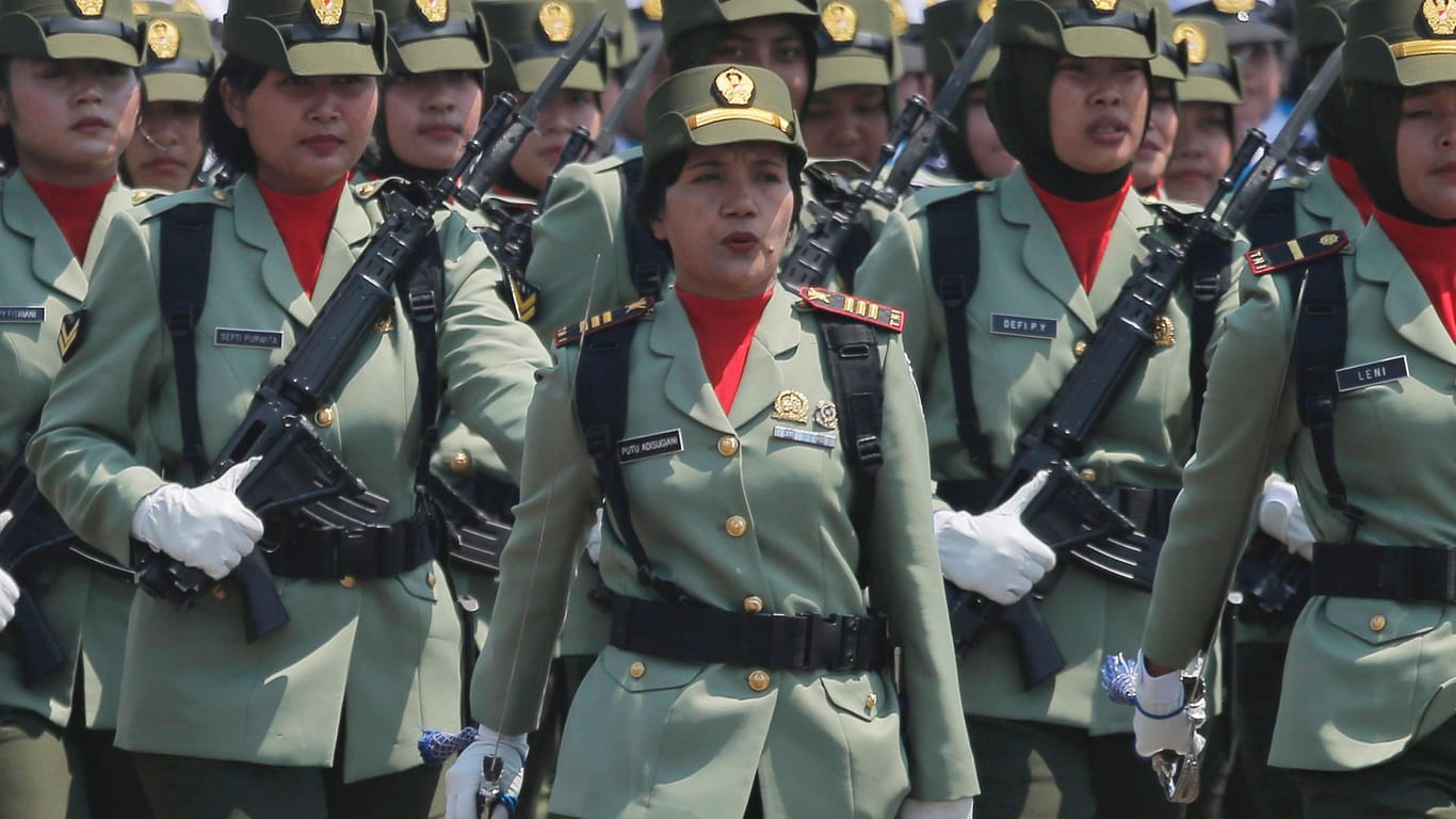 Soldatinnen der indonesischen Armee: Für sie sollen künftig die gleichen Regeln gelten wie für Männer.