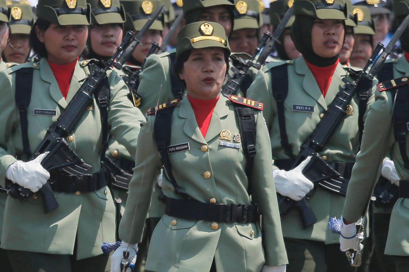 Soldatinnen der indonesischen Armee: Für sie sollen künftig die gleichen Regeln gelten wie für Männer.