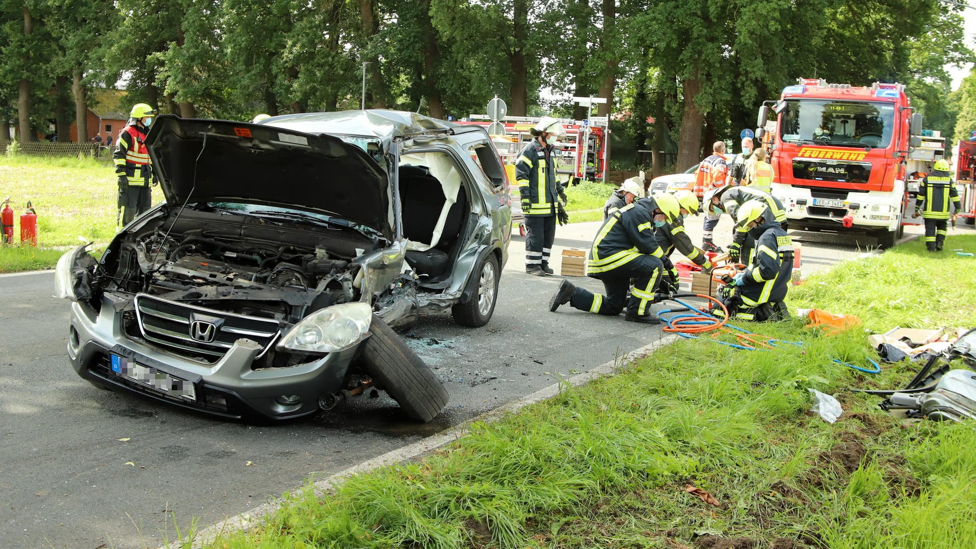 Auf der Borsteler Hauptstraße in Achim sind ein Pkw und ein Lkw zusammengestoßen: Eine Frau wurde eingeklemmt und musste von der Feuerwehr befreit werden.