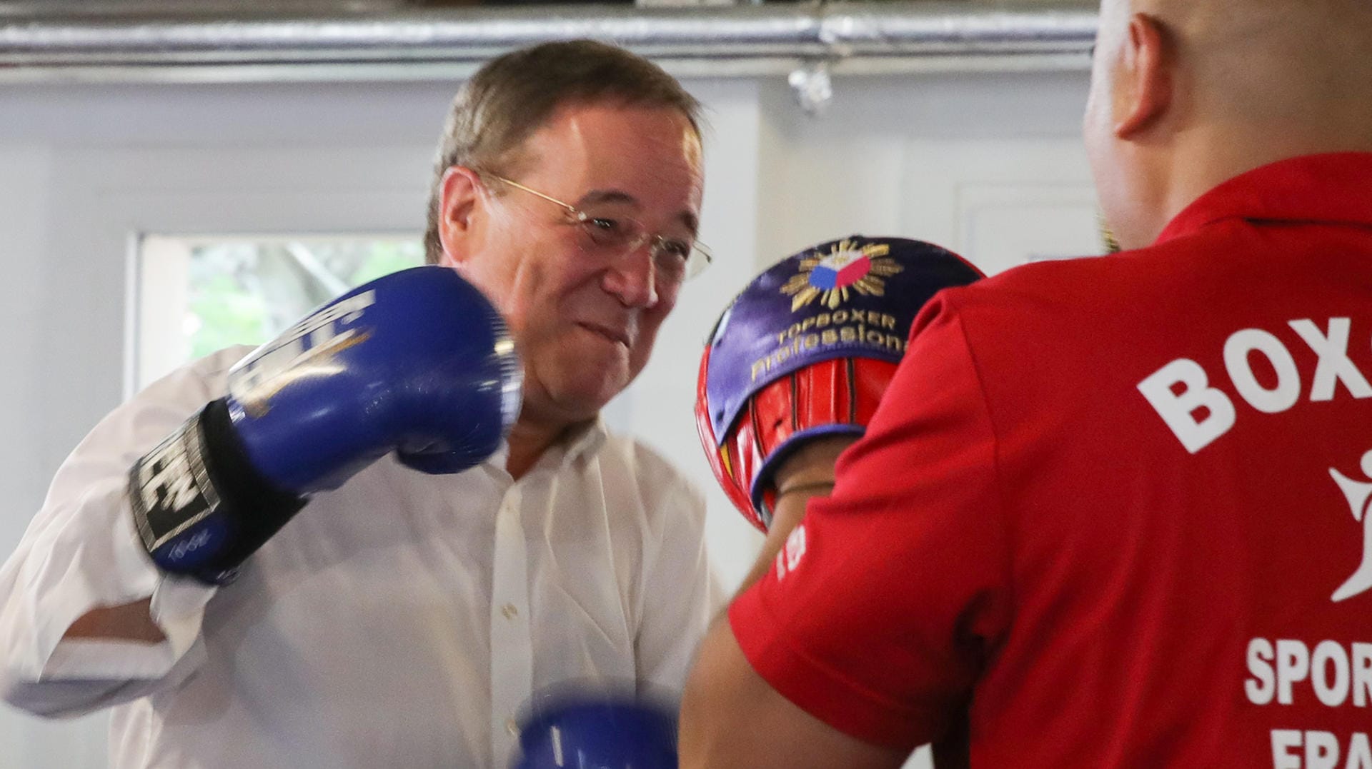 Laschet streift die Boxhandschuhe über: In einem Frankfurter Boxcamp für Jugendliche hat der CDU-Kanzlerkandidat seine Wahlkampftour gestartet.