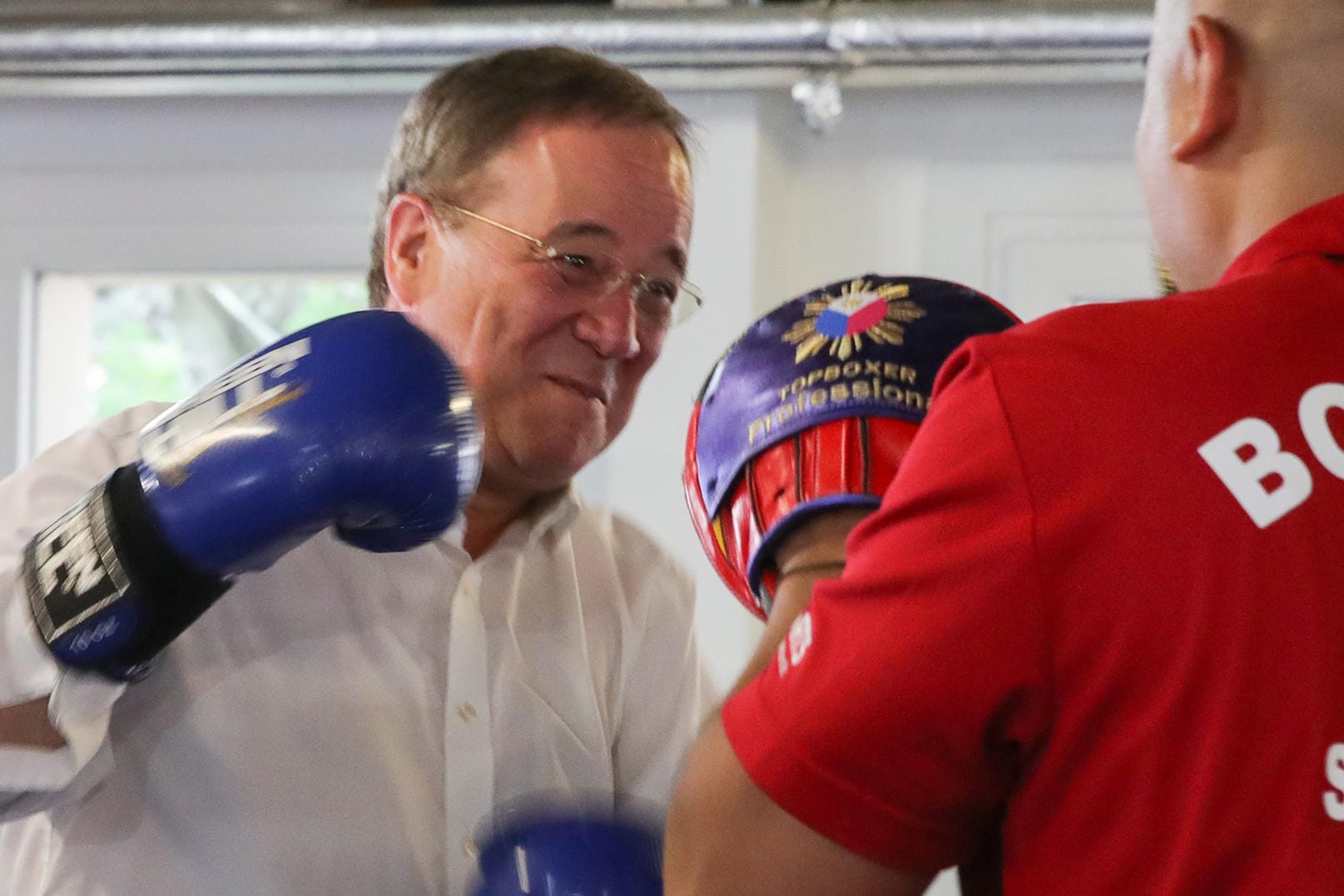 Laschet streift die Boxhandschuhe über: In einem Frankfurter Boxcamp für Jugendliche hat der CDU-Kanzlerkandidat seine Wahlkampftour gestartet.