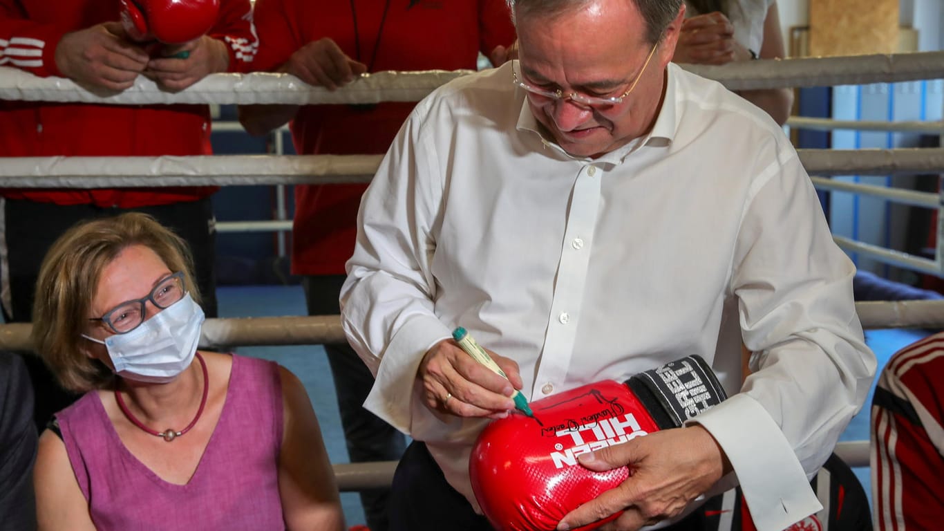 Wahlkämpfer Armin Laschet machte bei dem Besuch im Boxclub auch seinen Fans eine Freude.