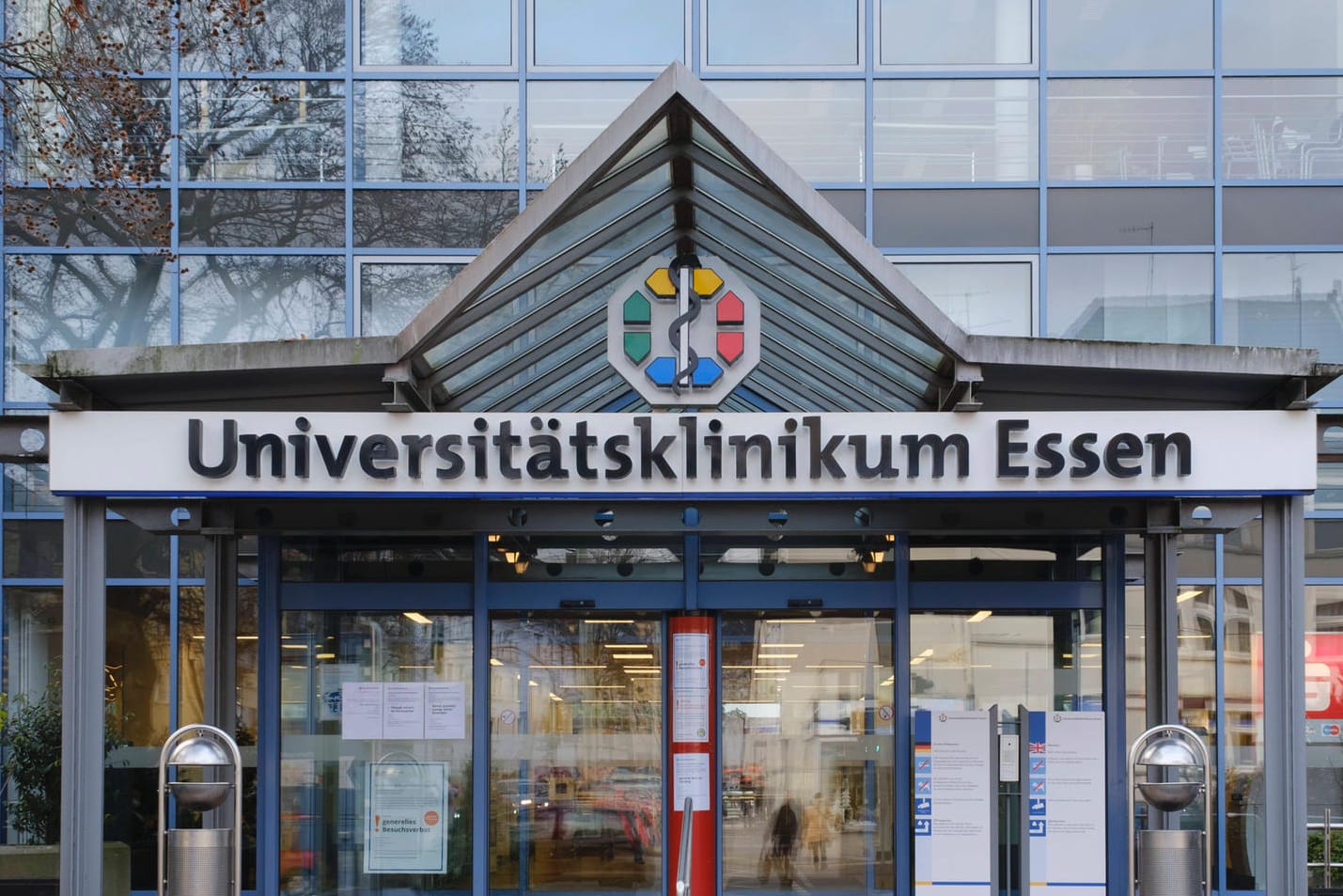 Der Haupteingang des Universitätsklinikums Essen (Archivbild): Hier arbeitete ein Oberarzt, der nun wegen Totschlagsverdachts vor Gericht steht.