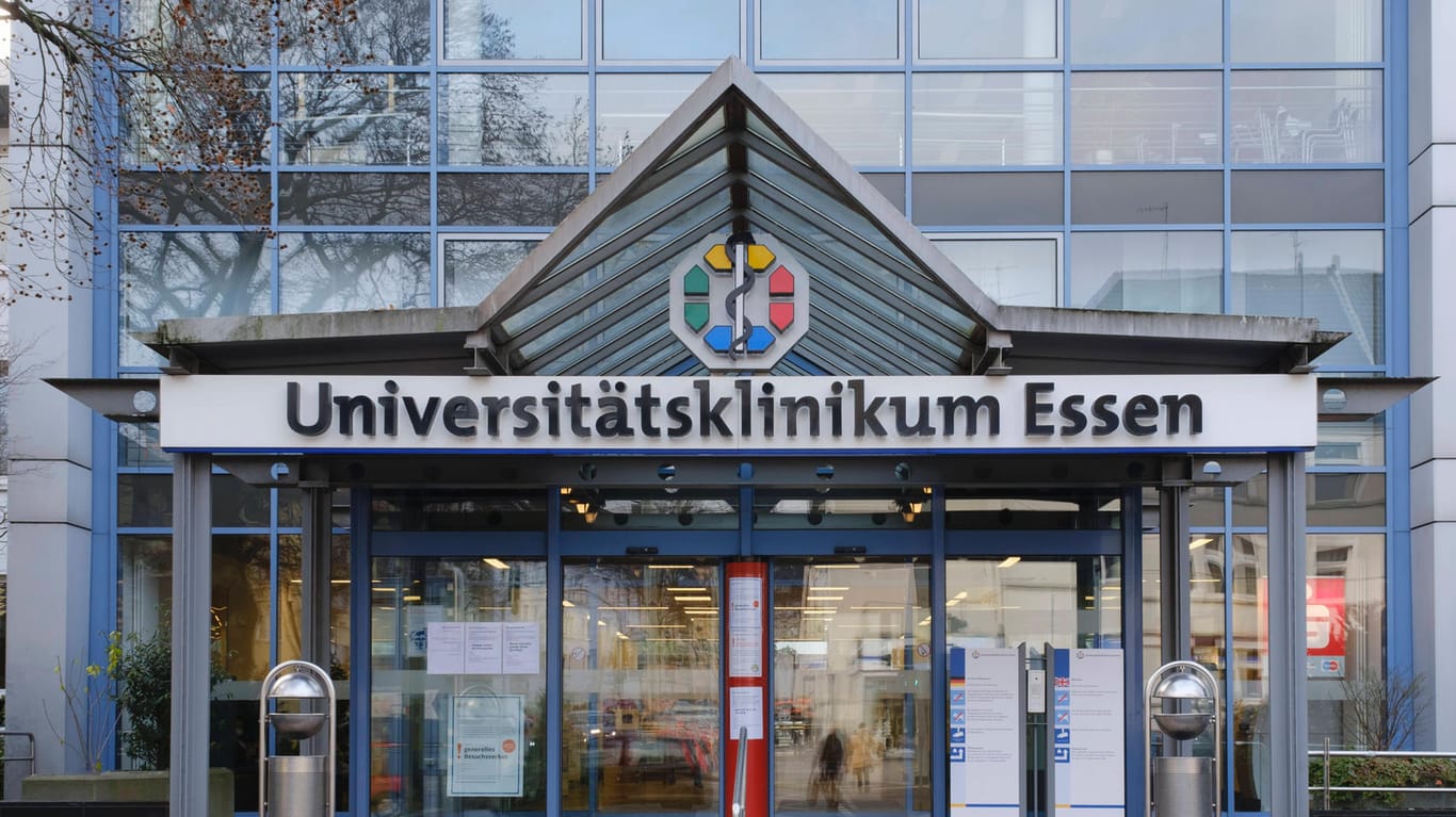 Der Haupteingang des Universitätsklinikums Essen (Archivbild): Hier arbeitete ein Oberarzt, der nun wegen Totschlagsverdachts vor Gericht steht.